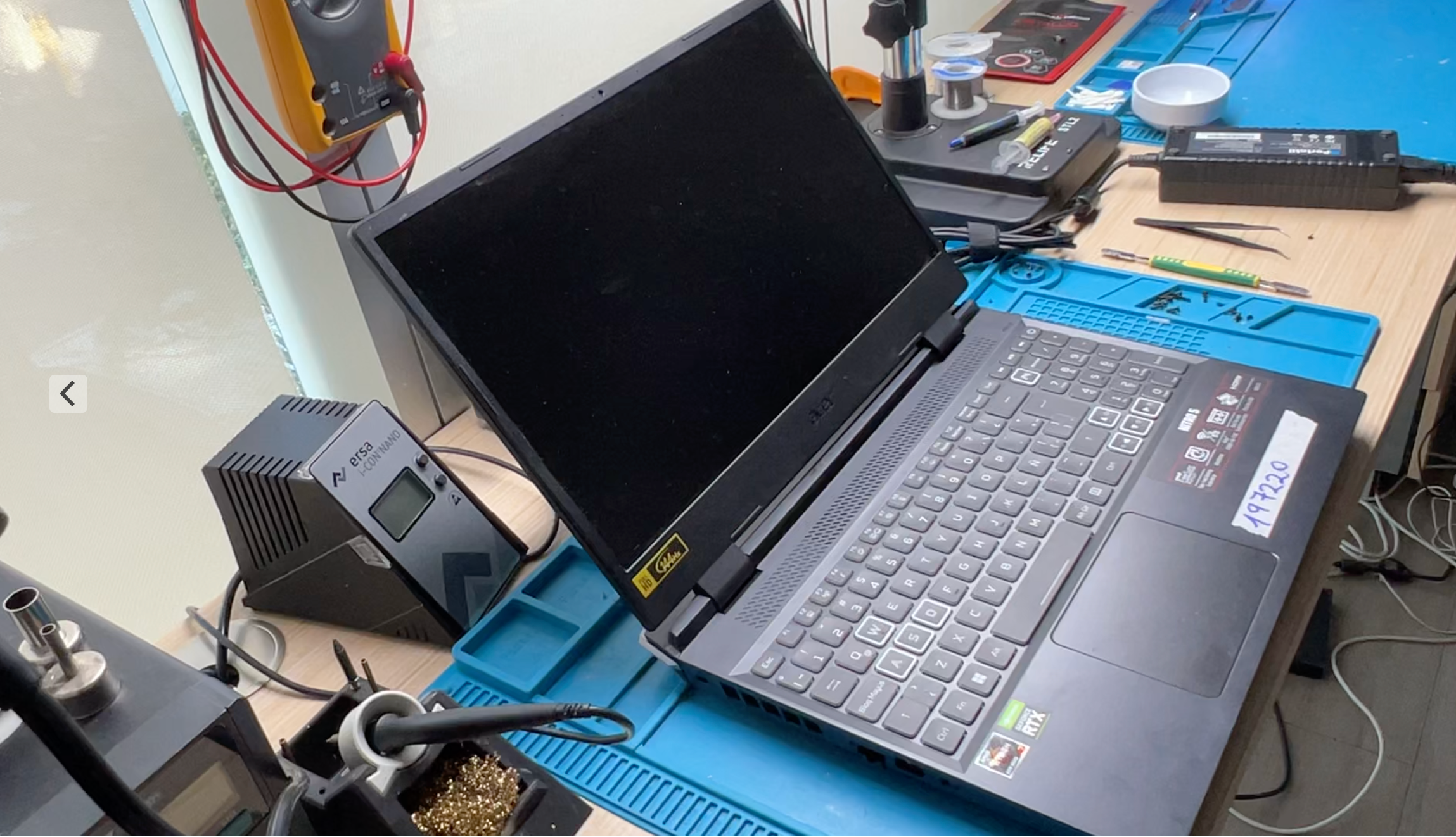 Mi notebook enciende pero la pantalla está negra: ¿Es la pantalla o la placa madre?